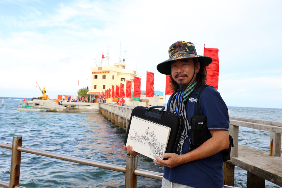 Anh Nguyễn Quang Trường (Etcetera Nguyễn), kiều bào Mỹ, ký họa các đảo trong chuyến thăm Trường Sa và Nhà dàn DK1. (Ảnh: Diệp Trương/TTXVN)