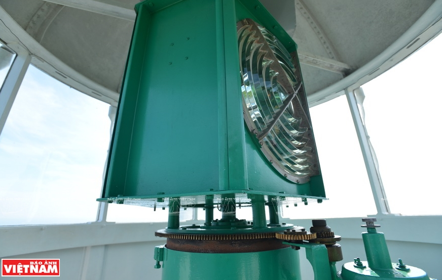 Đèn chính của hải đăng có thể chiếu xa tới 23 hải lí, tức khoảng hơn 40 cây số. (Ảnh: Thanh Hòa)