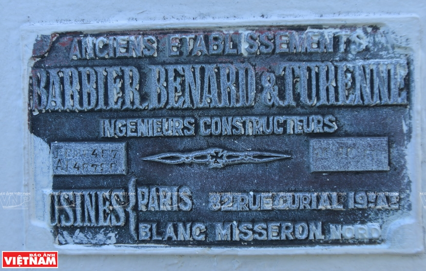 Tấm biển ghi một số thông tin bằng tiếng Pháp về trạm hải đăng nay vẫn còn gắn trên vòm đèn. (Ảnh: Thanh Hòa)