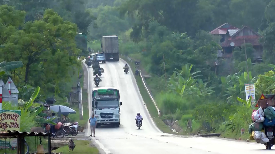 Cung đèo Chiềng Đông, huyện Yên Châu, thuộc Quốc lộ 6 có mật độ phương tiện lưu thông cao. (Ảnh: Hữu Quyết/TTXVN)