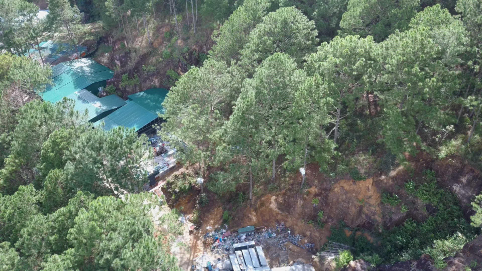 Nhìn từ trên cao xuống, khu nhà trái phép trông như ''dãy phố'' màu xanh nằm xem những cây thông. (Ảnh: TTXVN)