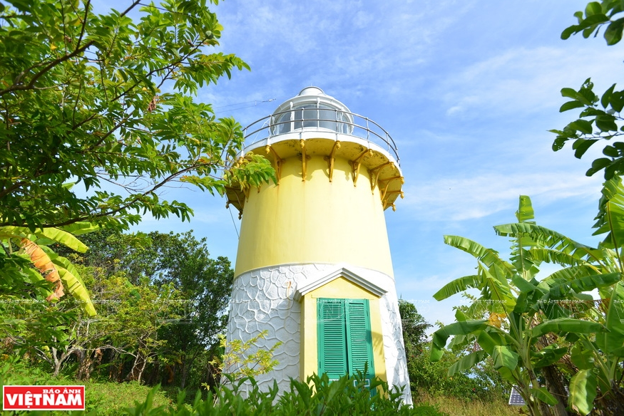 Tháp đèn cao chừng 10m tính từ mặt đất và khoảng 160m tính từ mực nước biển. (Ảnh: Thanh Hòa)