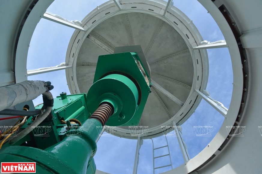 Từ bên trong nhìn lên vòm kính của ngọn hải đăng trông như vòm đài thiên văn đang mở rộng hướng lên bầu trời. (Ảnh: Thanh Hòa)