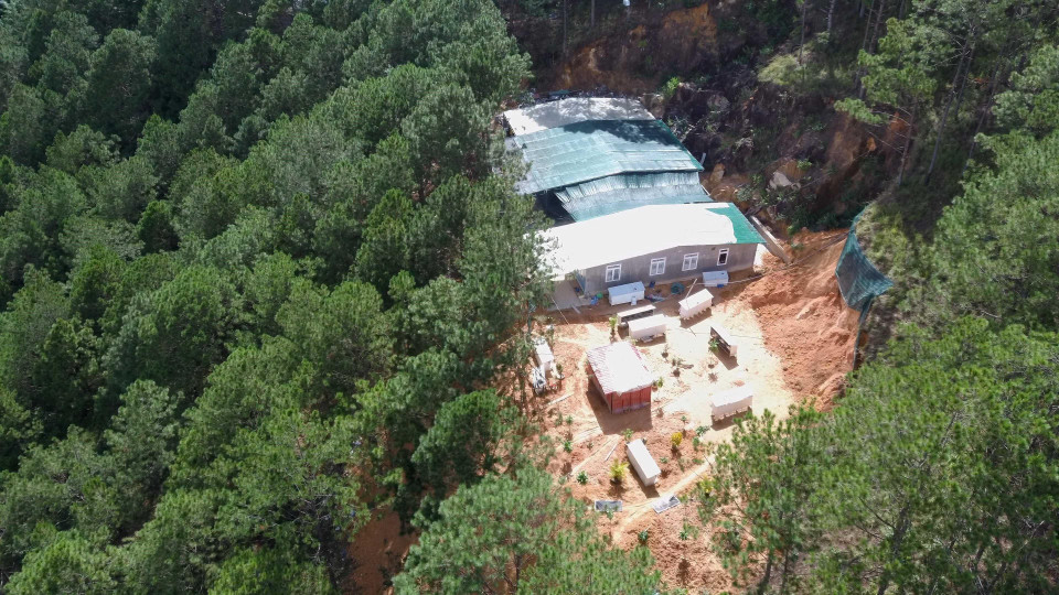 Hầu hết những công trình không phép ở đây có kết cấu móng đá, tường gạch, mái lợp tôn; số còn lại làm bằng khung sắt, tường tôn, mái tôn và một căn làm bằng khung sắt, mái lợp nilon. (Ảnh: TTXVN)