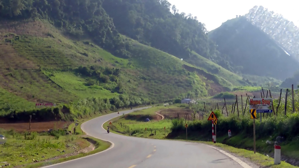 Một góc cua trên tuyến Quốc lộ 6 đoạn qua huyện Vân Hồ. (Ảnh: Hữu Quyết/TTXVN)