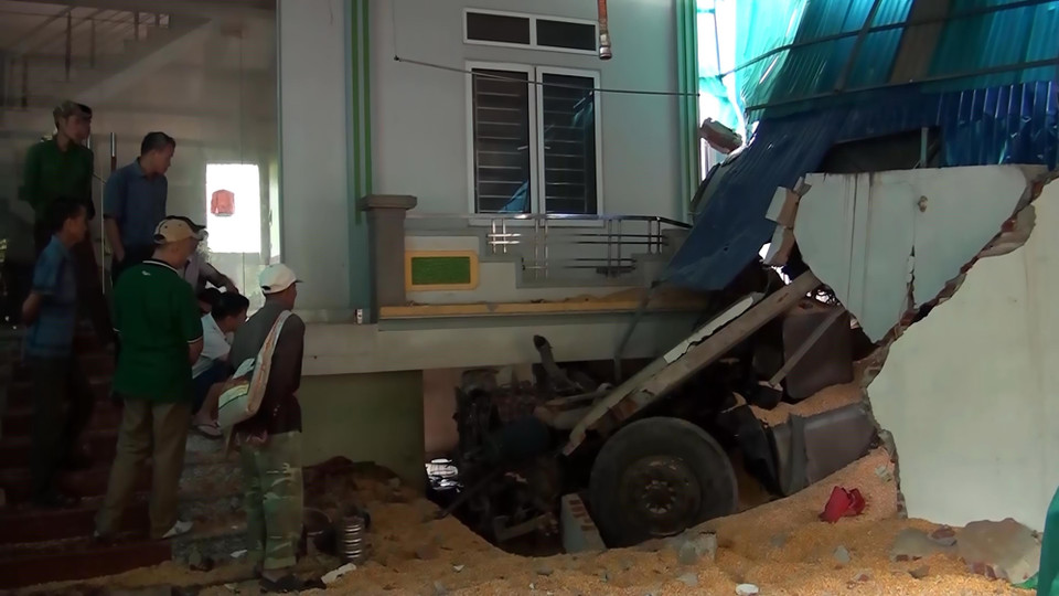 Hiện trường vụ xe tải lao vào nhà dân khiến 2 người thiệt mạng xảy ra vào tháng 9/2019 trên Quốc lộ 6 thuộc cung đèo Chiềng Đông, huyện Yên Châu. (Ảnh: Hữu Quyết/TTXVN)