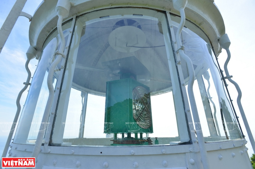 Ngọn đèn chính được bảo vệ bằng một vòm sắt kiên cố sơn trắng có gắn lớp kính dày. (Ảnh: Thanh Hòa)