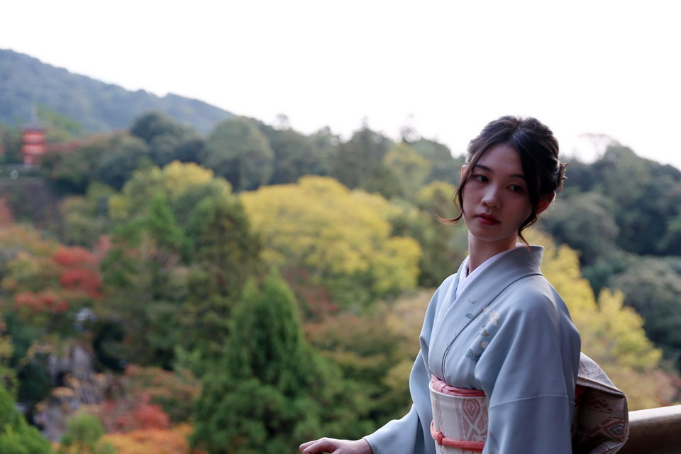 Một cô gái Nhật Bản trong bộ đồ kimono truyền thống đi vãn cảnh chùa. (Ảnh: Huy Hùng/TTXVN)