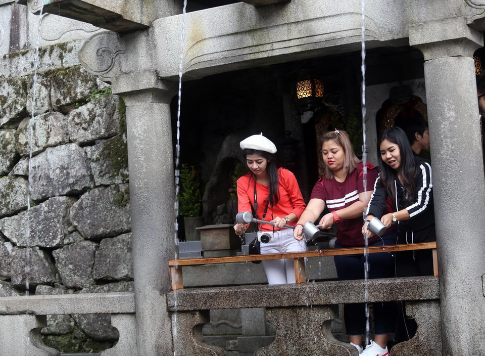 Thác nước Otowa (Otowa no taki), nơi ba dòng suối nhỏ chảy vào một cái ao. Du khách có thể chạm tay vào và uống nước ở ao, điều được cho là sẽ giúp thực hiện điều ước, ngoài ra còn sẽ trường thọ, khỏe mạnh và thành công trong học tập. (Ảnh: Huy Hùng/TTXVN)