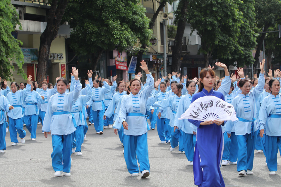 Đại diện khối người cao tuổi tại buổi diễu hành. (Ảnh: PV/Vietnam+)