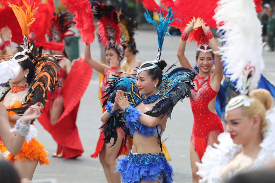 Mãn nhãn với màn biểu diễn mang đậm phong cách canival đường phố. (Ảnh: PV/Vietnam+)