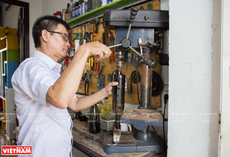 Việc lắp ráp các chai lọ vào với nhau đơn giản, nhưng khó nhất là khâu khoan đáy chai.