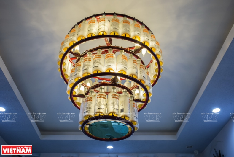 Chiếc đèn treo trần nhà được lắp thêm đèn tạo ánh sáng kì ảo.