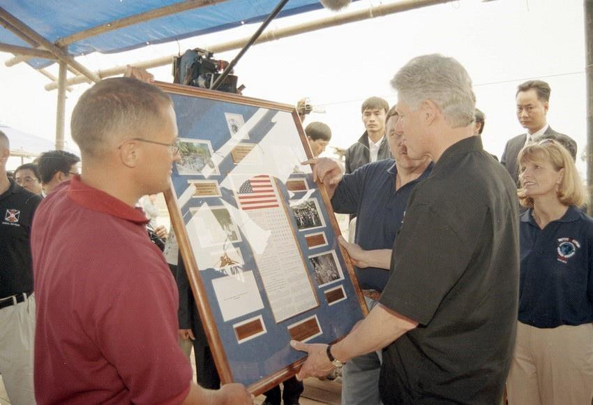 Tổng thống Bill Clinton xem các chứng tích về viên đại úy phi công Mỹ Lawrence Evert và xác máy bay F105D đang được khai quật. (Ảnh: Trọng Nghiệp/TTXVN)