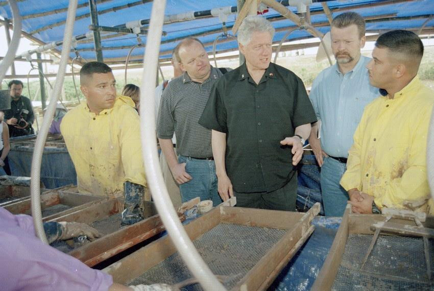 Tổng thống Hoa Kỳ Bill Clinton và 2 anh em Dan và David Evert (bên phải và bên trái Tổng thống) - con trai của Đại úy không quân Lawrence Evert, người lái chiếc máy bay bị bắn rơi năm 1967, gặp gỡ đội công tác POW/MIA khai quật tại hiện trường. (Ảnh: Trọng Nghiệp/TTXVN)