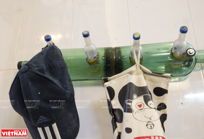 Móc treo đồ vật dụng cũng được làm từ chai lọ.