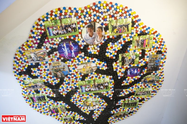 Cây yêu thương của gia đình được làm bằng hàng ngàn nắp vỏ chai.