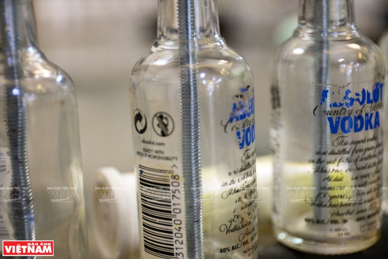 Các chai ráp lại với nhau được cố định bằng ốc vít.