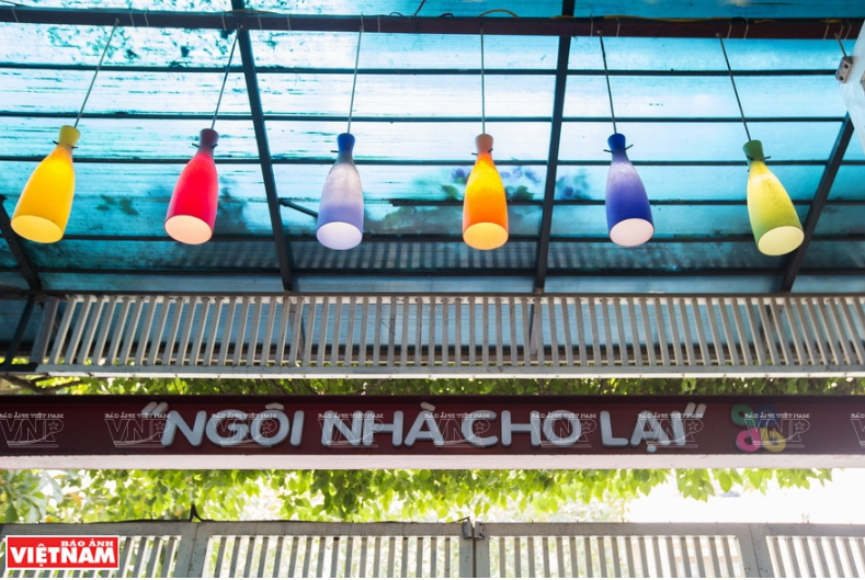 ''Ngôi nhà cho lại'' là cách nói lái của ngôi nhà chai lọ, được vợ chồng anh Bình hóm hỉnh đặt và gửi vào đó ý nghĩa về ''tình yêu thương''.