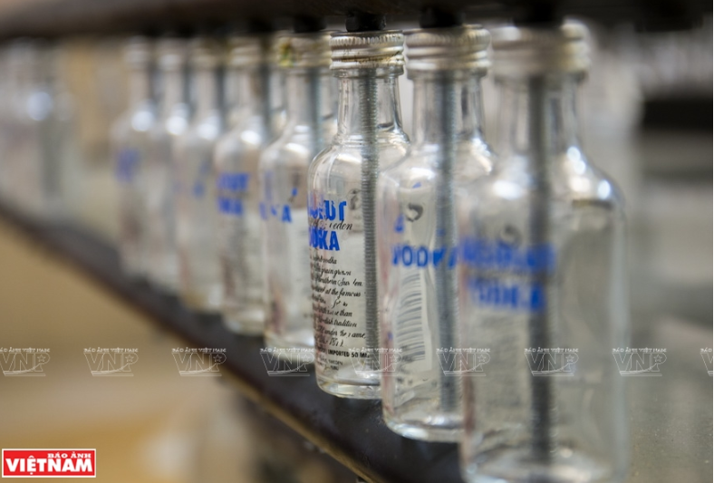 Các chai được ráp lại và đều tăm tắp.