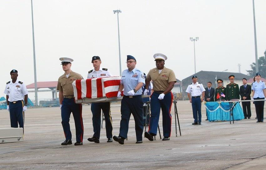 Ngày 13/12/2017, tại Sân bay quốc tế Nội Bài (Hà Nội), đại diện cơ quan Việt Nam tìm kiếm người mất tích (VNOSMP) trao cho đại diện Cơ quan kiểm kê tù binh và người mất tích Bộ Quốc phòng Hoa Kỳ (DPAA) 4 bộ hài cốt quân nhân Hoa Kỳ trong đợt tìm kiếm lần thứ 129. (Ảnh: An Đăng/TTXVN)