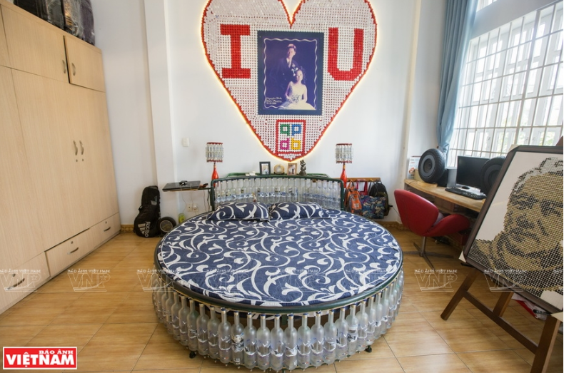 Chiếc giường được làm từ hơn 200 chiếc vỏ chai để kỷ niệm 15 năm ngày cưới của 2 vợ chồng.