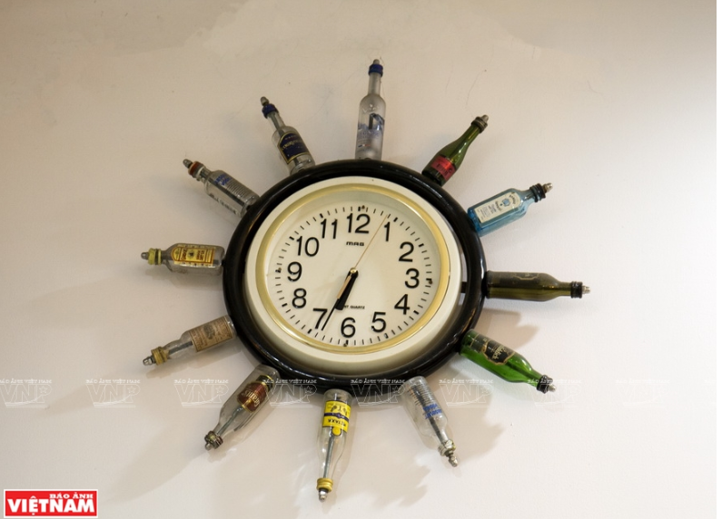 Đồng hồ cũng được thiết kế lại theo phong cách chai lọ.