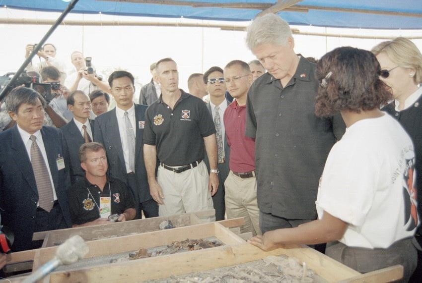 Trong chuyến thăm chính thức tới Việt Nam tháng 11/2000, Tổng thống Hoa Kỳ Bill Clinton đến thăm hiện trường khai quật máy bay Mỹ F105D bị bắn rơi năm 1967 ở thôn Đại Lợi, xã Tiền Châu, huyện Mê Linh, tỉnh Vĩnh Phúc. Trong ảnh: Tổng thống Bill Clinton xem các hiện vật tìm thấy của chiếc máy bay F105D bị bắn rơi. (Ảnh: Trọng Nghiệp/TTXVN)