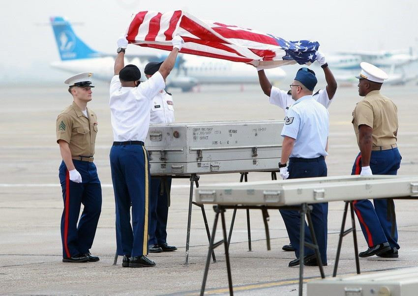 Ngày 13/12/2017, tại Sân bay quốc tế Nội Bài (Hà Nội), đại diện cơ quan Việt Nam tìm kiếm người mất tích (VNOSMP) trao cho đại diện Cơ quan kiểm kê tù binh và người mất tích Bộ Quốc phòng Hoa Kỳ (DPAA) 4 bộ hài cốt quân nhân Hoa Kỳ trong đợt tìm kiếm lần thứ 129. (Ảnh: An Đăng/TTXVN)