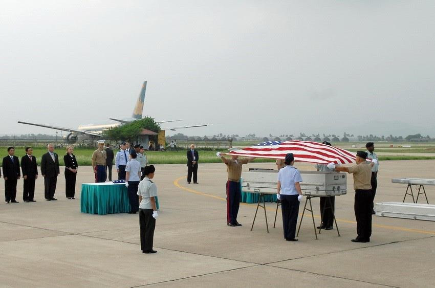 Chiều 23/7/2010, tại Sân bay quốc tế Nội Bài (Hà Nội) diễn ra Lễ trao trả 3 bộ hài cốt quân nhân Hoa Kỳ trong chiến tranh Việt Nam, trước sự chứng kiến của Ngoại trưởng Hoa Kỳ, bà Hillary Clinton. (Ảnh: Doãn Tấn/TTXVN)