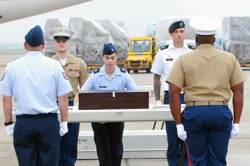 Ngày 13/12/2017, tại Sân bay quốc tế Nội Bài (Hà Nội), đại diện cơ quan Việt Nam tìm kiếm người mất tích (VNOSMP) trao cho đại diện Cơ quan kiểm kê tù binh và người mất tích Bộ Quốc phòng Hoa Kỳ (DPAA) 4 bộ hài cốt quân nhân Hoa Kỳ trong đợt tìm kiếm lần thứ 129. (Ảnh: An Đăng/TTXVN)