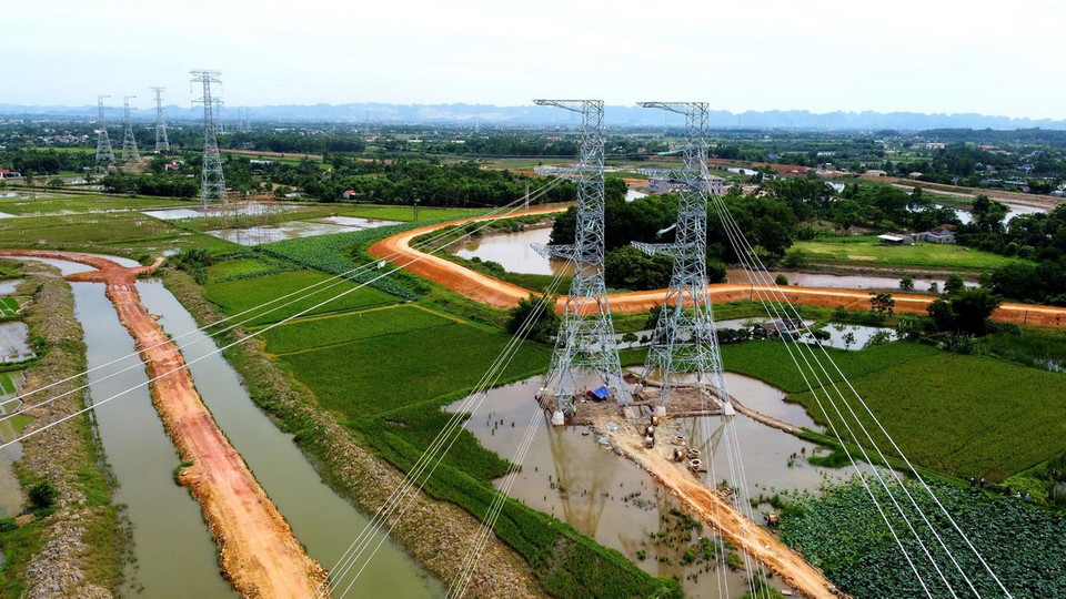 Đường dây 500kV mạch 3 Quảng Trạch-Phố Nối có tổng chiều dài khoảng 519 km, tổng mức đầu tư khoảng 22.300 tỷ đồng. (Ảnh: Huy Hùng/TTXVN)