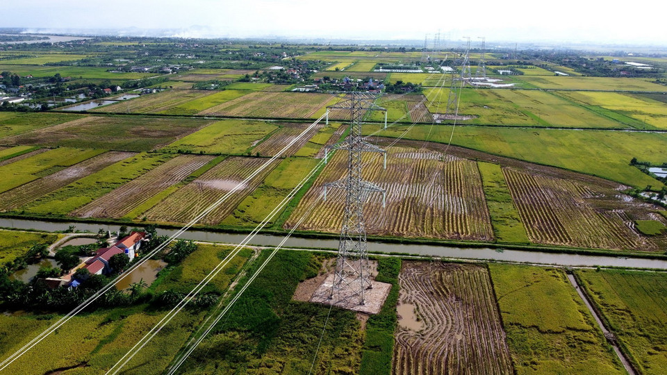 Đây là công trình trọng điểm quốc gia, có ý nghĩa rất quan trọng trong việc nâng cao năng lực truyền tải điện Bắc-Nam, bảo đảm cung ứng điện cho miền Bắc và giải tỏa nguồn năng lượng tái tạo, liên kết lưới điện khu vực và lưới điện quốc gia ở cấp điện áp 500kV. (Ảnh: Huy Hùng/TTXVN)