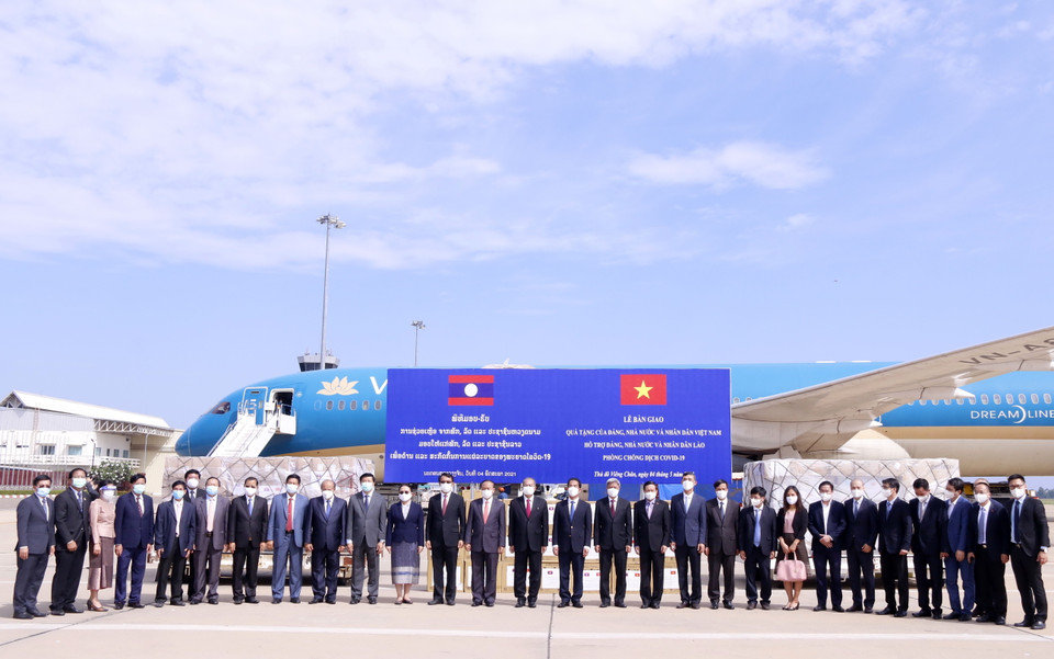 Các đại biểu hai nước chụp ảnh lưu niệm tại Lễ bàn giao. (Ảnh: Phạm Kiên/TTXVN)