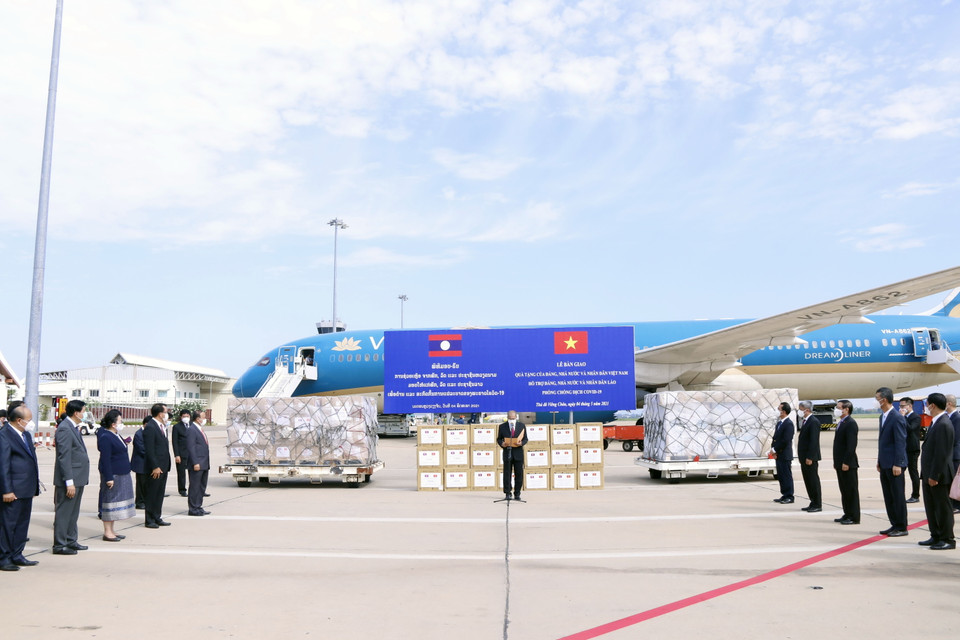 Thứ trưởng Bộ Ngoại giao Việt Nam Tô Anh Dũng phát biểu tại lễ bàn giao. (Ảnh: Phạm Kiên/TTXVN)