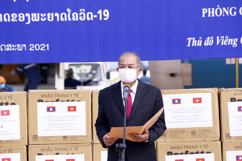 Ủy viên Bộ Chính trị, Phó Thủ tướng, Chủ tịch Uỷ ban chuyên trách Trung ương về phòng chống COVID-19 của Lào, ông Kikeo Khaykhamphithoune phát biểu cảm ơn tại buổi lễ bàn giao. (Ảnh: Phạm Kiên/TTXVN)