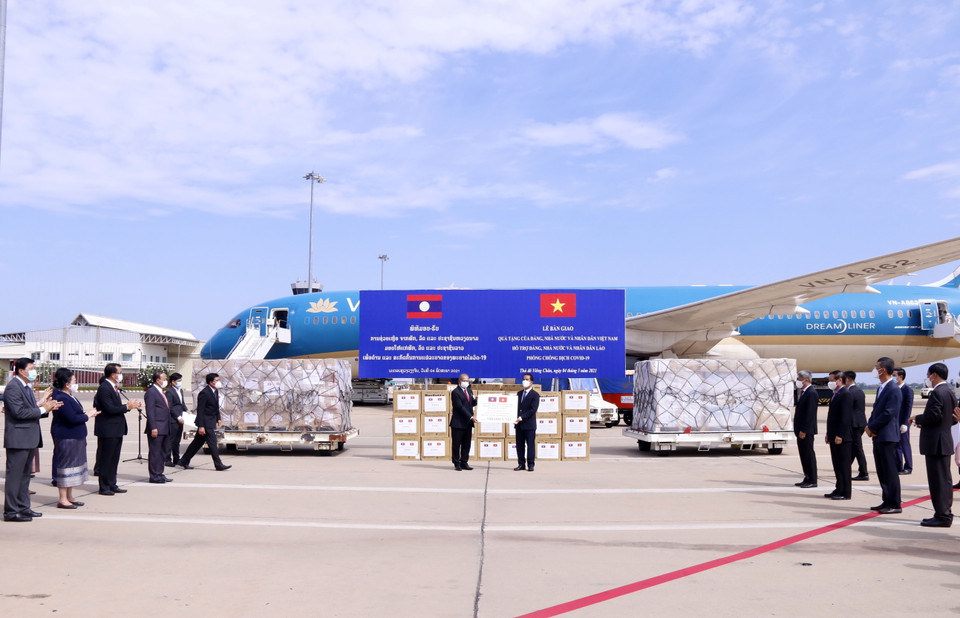 Thứ trưởng Bộ Ngoại giao Tô Anh Dũng trao tượng trưng số tiền 500.000 USD của Đảng, Nhà nước và nhân dân Việt Nam tặng Đảng, Nhà nước và nhân dân Lào. (Ảnh: Phạm Kiên/TTXVN)