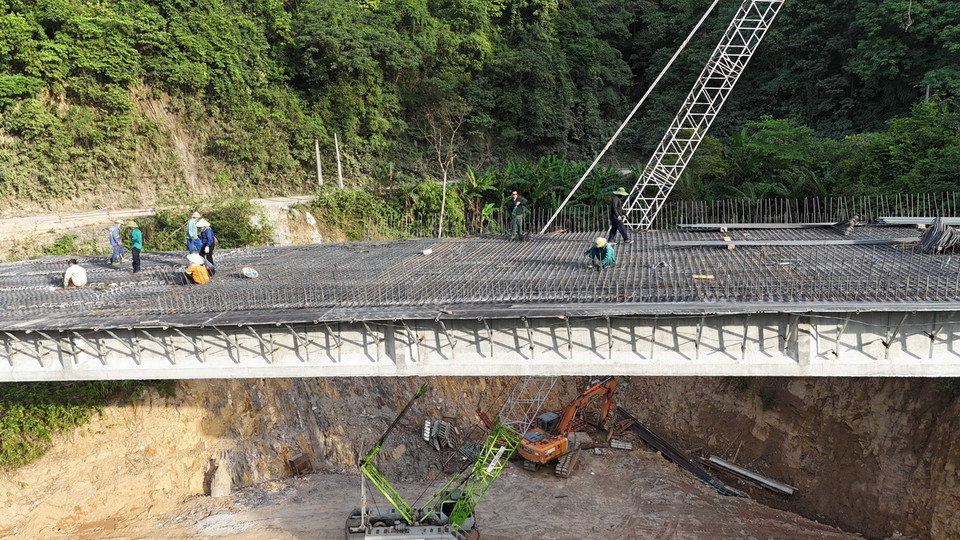 Thi công đan thép mặt cầu để phục vụ thảm bê-tông tại Cầu 74. (Ảnh: Hữu Quyết/TTXVN)