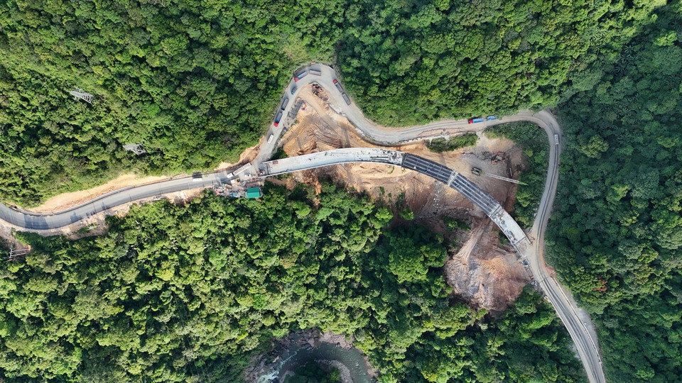 Cầu 74 tại Km74+600 khi hoàn thành có vai trò xóa bỏ 2 khúc cua “tay áo” nguy hiểm trên Quốc lộ 8. (Ảnh: Hữu Quyết/TTXVN)