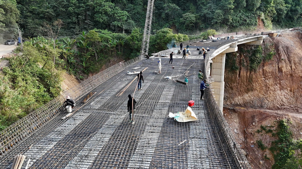 Thi công hạng mục đan thép mặt cầu để phục vụ thảm bê tông Cầu 74 đang được thi công. (Ảnh: Hữu Quyết/TTXVN)