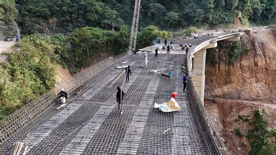 Thi công hạng mục đan thép mặt cầu để phục vụ thảm bê tông Cầu 74 đang được thi công. (Ảnh: Hữu Quyết/TTXVN)