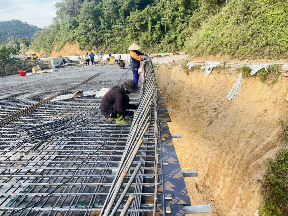 Công nhân thi công đan thép phần lan can Cầu 74. (Ảnh: Hữu Quyết/TTXVN)