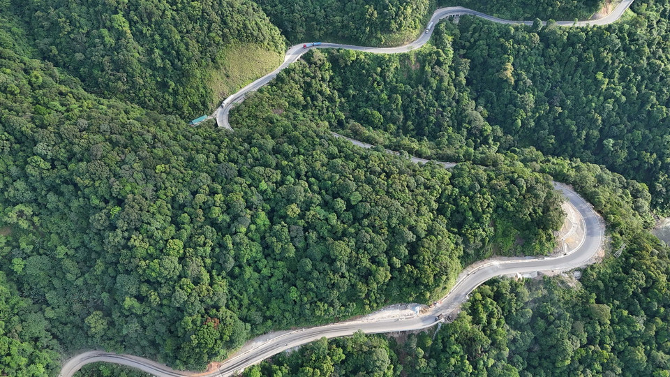 Quốc lộ 8A có chiều dài khoảng 85km, với nhiều vị trí quanh co, hiểm trở. (Ảnh: Hữu Quyết/TTXVN)