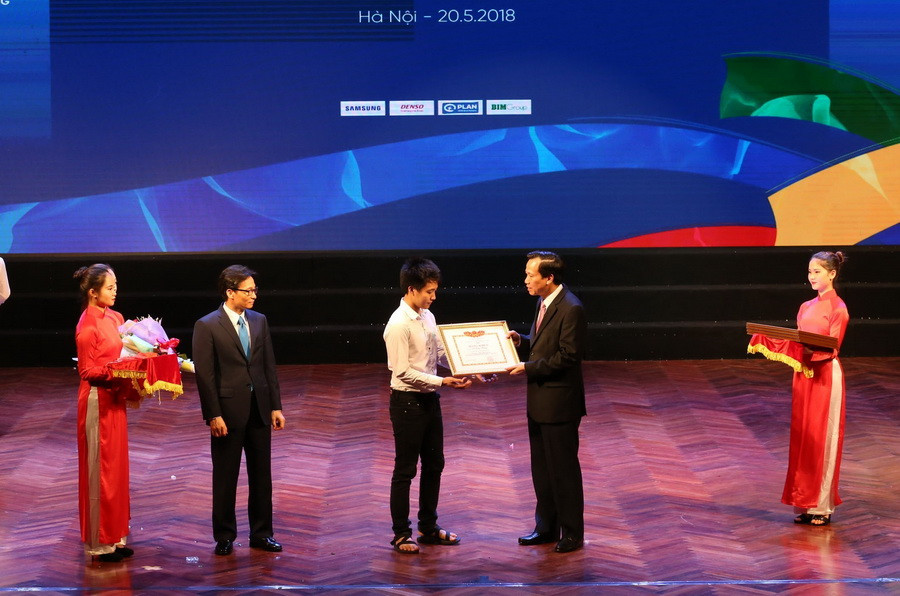 Bộ trưởng Bộ Lao động-Thương binh và Xã hội Đào Ngọc Dung trao Bằng khen của Bộ trưởng cho các thí sinh đạt Huy chương Vàng Kỳ thi Tay nghề Quốc gia lần thứ 10 năm 2018 tại Lễ tổng kết. (Ảnh: Anh Tuấn/TTXVN)