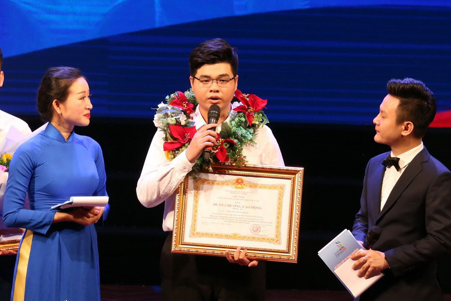 Thí sinh Trần Nguyễn Bá Phước đạt Huy chương Đồng Kỳ thi Tay nghề Thế giới đại diện các thí sinh đạt giải phát biểu tại Lễ tổng kết. (Ảnh: Anh Tuấn/TTXVN)