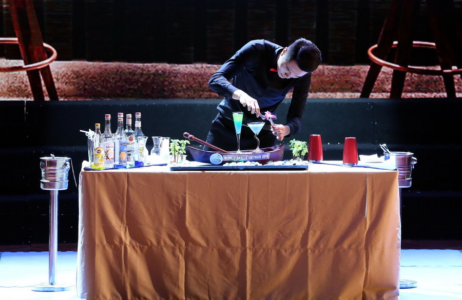 Tối 20/5/, tại Hà Nội, Bộ Lao động-Thương binh và Xã hội tổ chức Lễ tổng kết và trao thưởng Kỳ thi Tay nghề Thế giới lần thứ 44 năm 2017 và Kỳ thi Tay nghề Quốc gia lần thứ 10 năm 2018. Trong ảnh: Trình diễn tiết mục dự thi Bartender của thí sinh tại Lễ tổng kết. (Ảnh: Anh Tuấn/TTXVN)