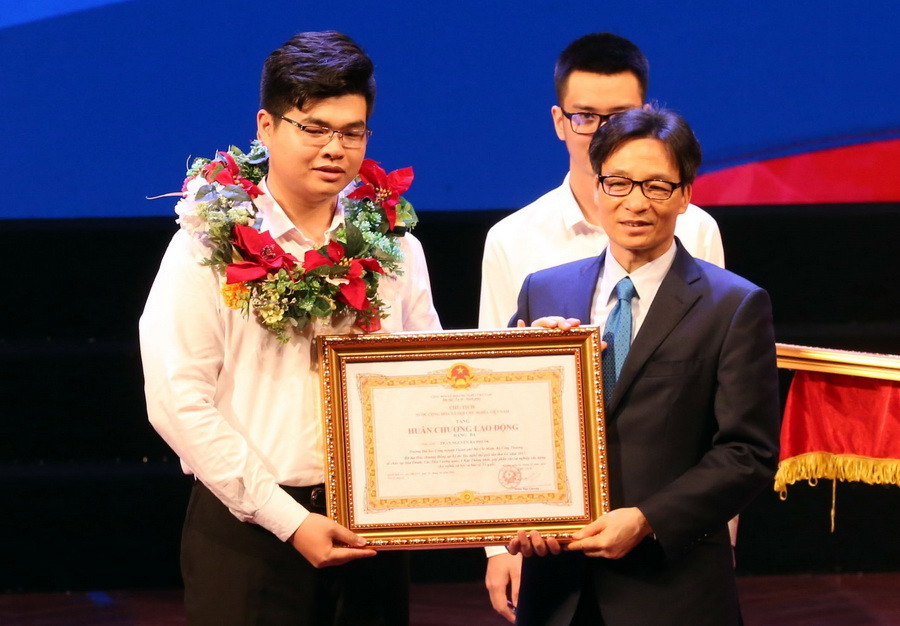 Phó Thủ tướng Chính phủ Vũ Đức Đam trao Huân chương Lao động hạng Ba cho thí sinh Trần Nguyễn Bá Phước đạt Huy chương Đồng Kỳ thi Tay nghề Thế giới tại Lễ tổng kết. (Ảnh: Anh Tuấn/TTXVN)