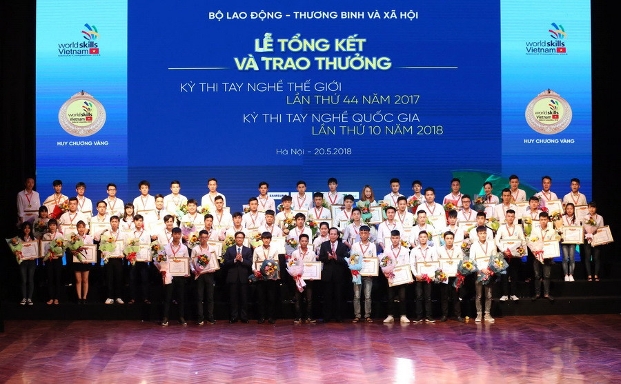 Các thí sinh đạt Huy chương Vàng Kỳ thi Tay nghề Quốc gia lần thứ 10 năm 2018 nhận Bằng khen và Huy chương tại Lễ tổng kết. (Ảnh: Anh Tuấn/TTXVN)