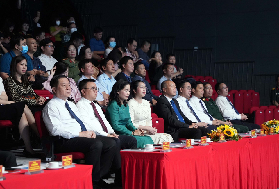 Chiều 6/7, tại Hà Nội diễn ra Lễ phát động Cuộc thi tìm hiểu kiến thức về biển, đảo Việt Nam năm 2022 và ra mắt Triển lãm thực tế ảo ''Tổ quốc bên bờ sóng.'' Trong ảnh: Các đại biểu dự lễ phát động cuộc thi tìm hiểu kiến thức về biển, đảo Việt Nam năm 2022. (Ảnh: TTXVN)