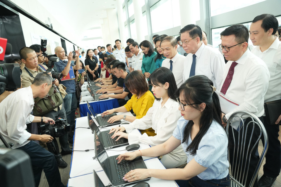 Các đại biểu tham quan triển lãm thực tế ảo ''Tổ quốc bên bờ sóng''. (Ảnh: TTXVN)